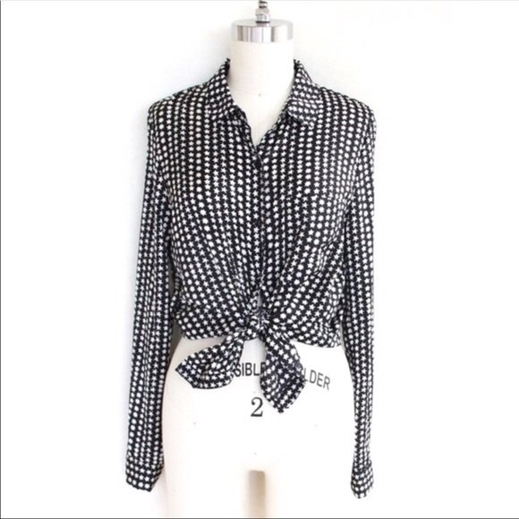 ‼️4 for $25‼️ Forever 21 STAR PATTERNED BUTTON DOWN - Picture 2 of 4